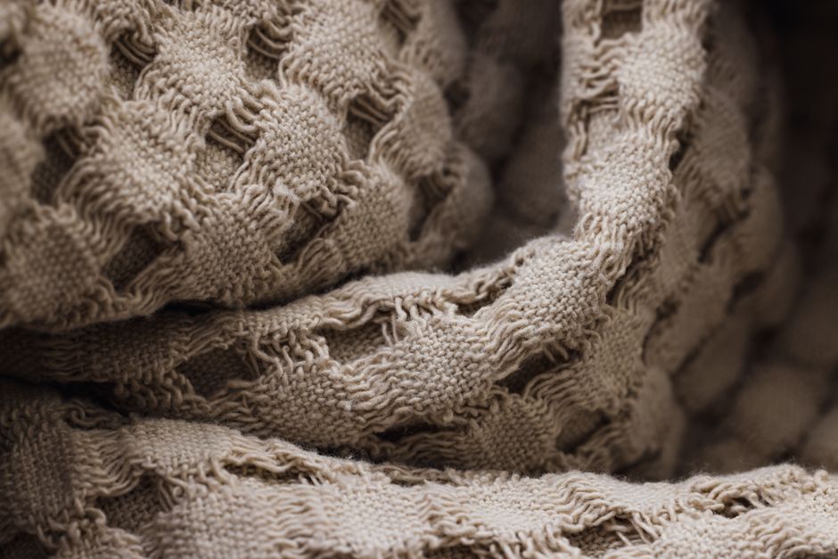 Exploring the Thread: Weaving vs. Knitting – What Sets Them Apart?